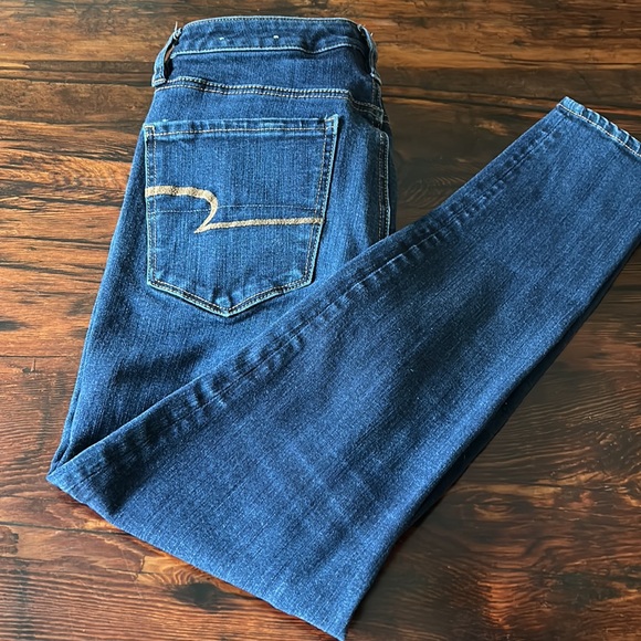 American Eagle Outfitters Women's Dark Denim Super Stretch X4 size 6 short - Picture 1 of 8